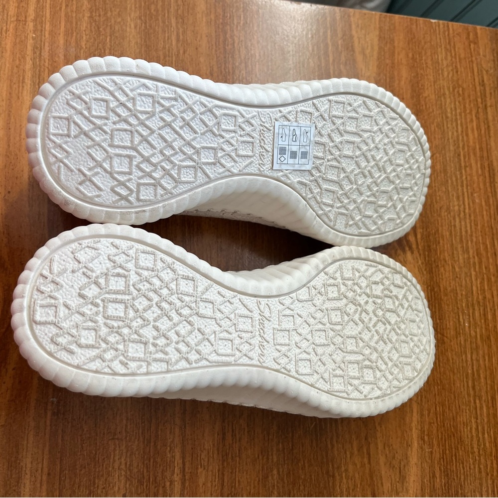 Skechers 6.5 Wilshire Blvd Knit Sail NWT Discounted shipping! - Picture 5 of 5